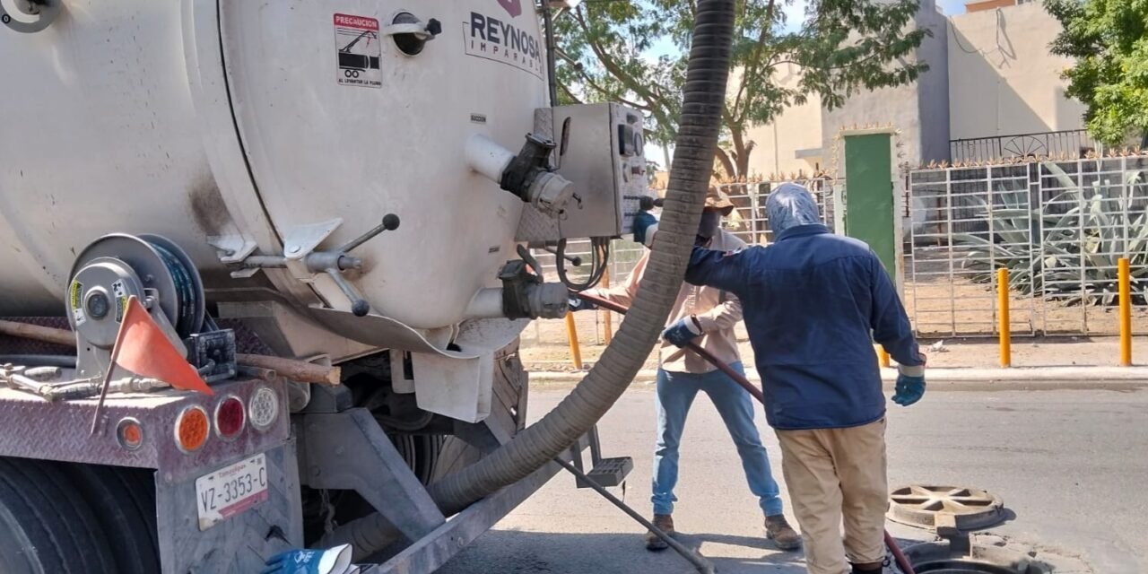 Sondeó COMAPA drenaje sanitario en la colonia Hacienda las Bugambilias